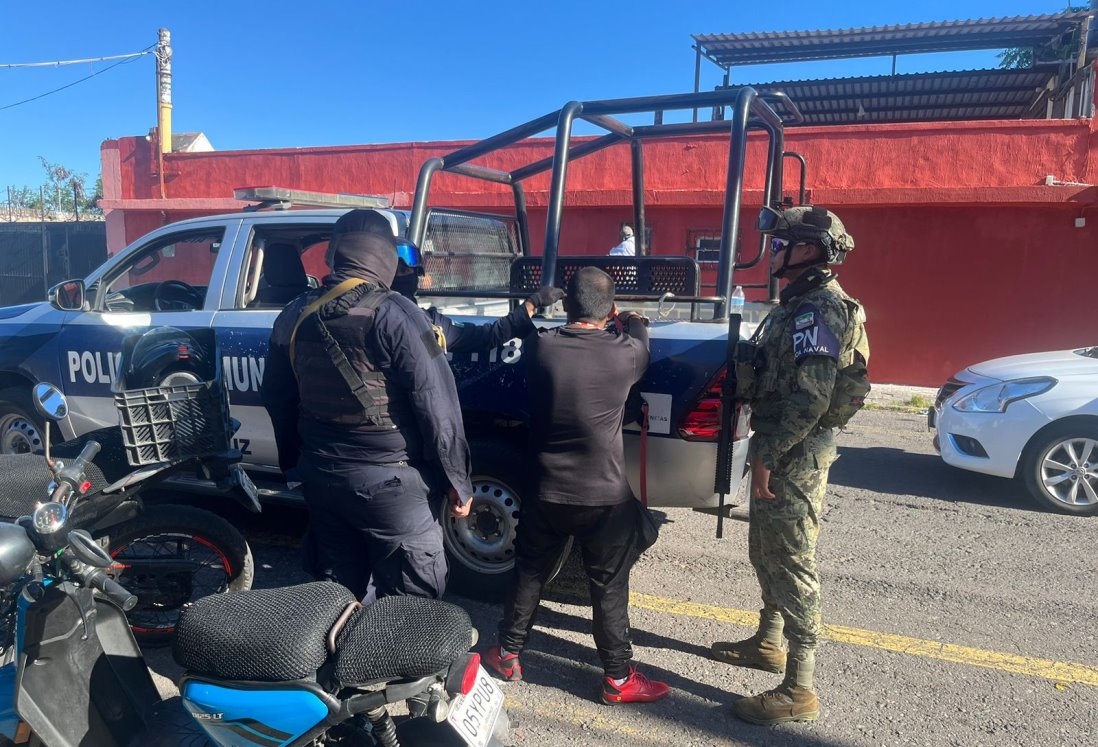 Detienen a hombre por actos indebidos en primaria de Veracruz; padres lo someten