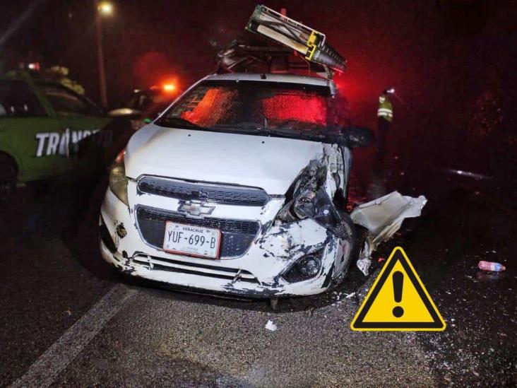 Tráiler fantasma impacta auto compacto en la carretera Perote-Teziutlán