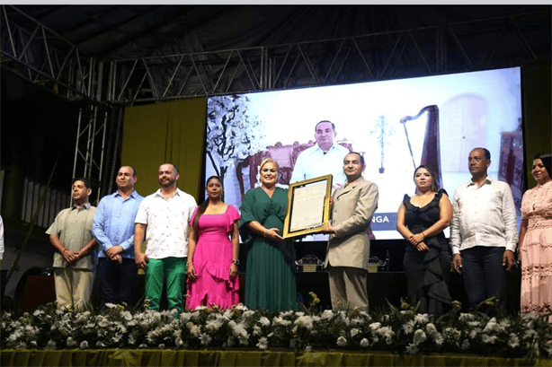 El maestro José Juan Lizárraga Uscanga recibe la Medalla al Mérito 15 de octubre 1846