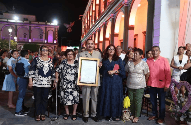 El maestro José Juan Lizárraga Uscanga recibe la Medalla al Mérito 15 de octubre 1846