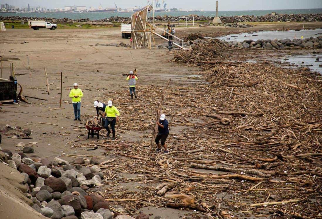 Lluvias torrenciales arrastran al mar toneladas de palizada y basura