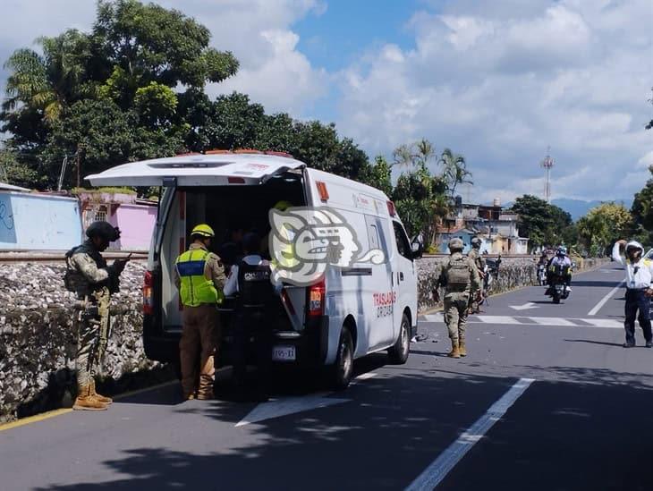 Moto choca contra un auto en Orizaba; ¡por exceso de velocidad!