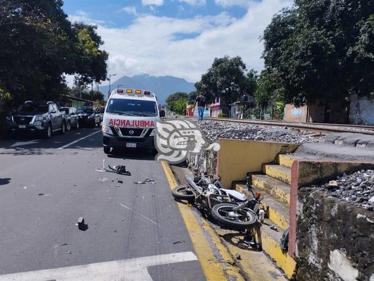 Moto choca contra un auto en Orizaba; ¡por exceso de velocidad!