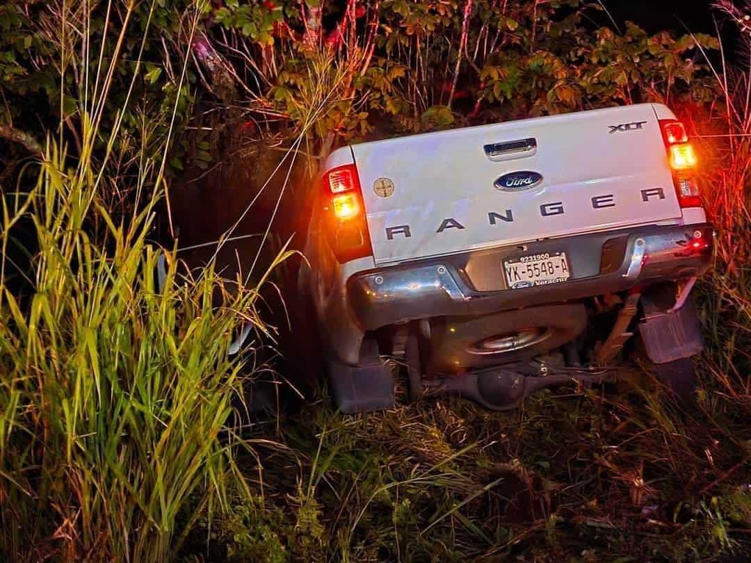 Camioneta impacta a motociclista y le quita la vida en carretera de Ángel R. Cabada