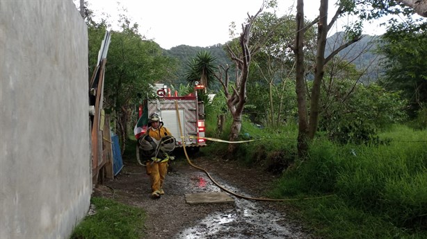 Incendio en vivienda al norte de Orizaba pone en riesgo la vida de una abuelita