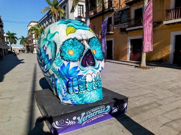 Zócalo de Veracruz es adornado con flores de cempasúchil y una catrina