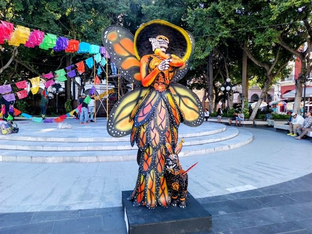 Zócalo de Veracruz es adornado con flores de cempasúchil y una catrina