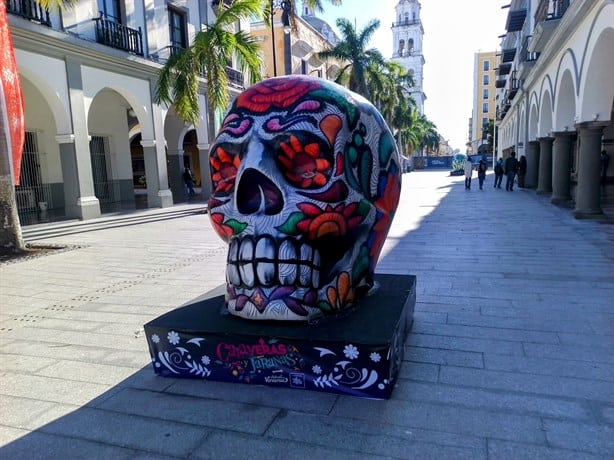 Zócalo de Veracruz es adornado con flores de cempasúchil y una catrina