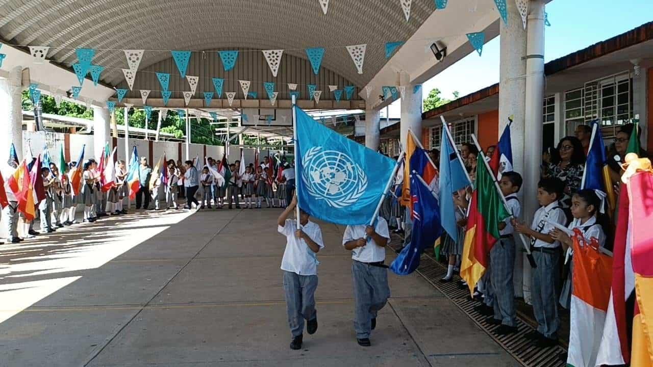 Escuelas celebran con desfile aniversario más de la Organización de las Naciones Unidas