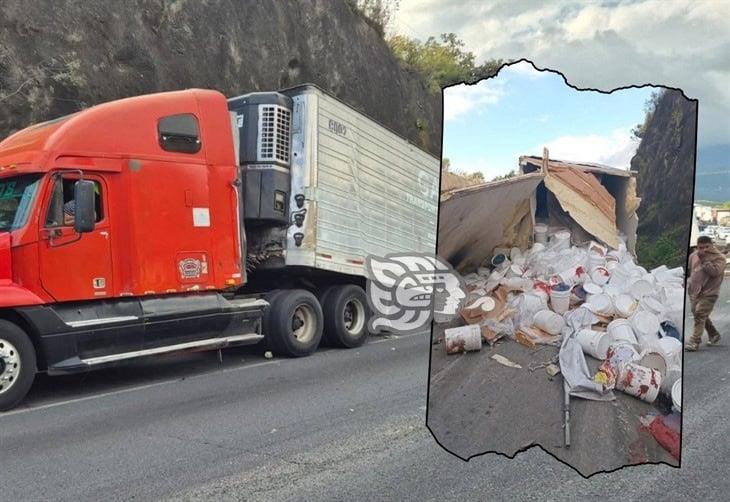 ¡Se quedó sin frenos! Choque de tráileres genera caos en las Cumbres de Maltrata y deja un lesionado