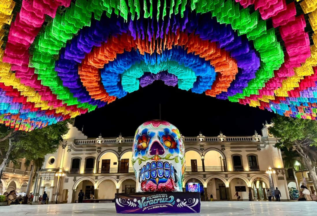 Colocan mega cráneo de calavera por Día de Muertos en el Zócalo de Veracruz