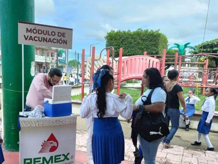 Personal médico de Pemex distribuye vacuna contra el Covid-19 en Moloacán