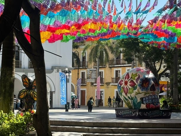 Estos son los adornos alusivos al Día de Muertos que puedes encontrar en el Zócalo de Veracruz