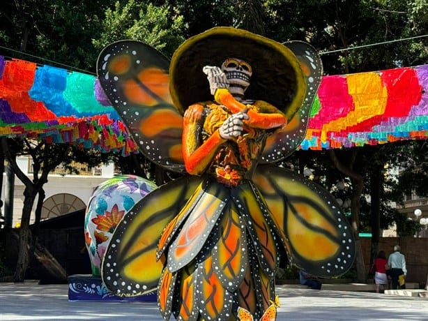 Estos son los adornos alusivos al Día de Muertos que puedes encontrar en el Zócalo de Veracruz