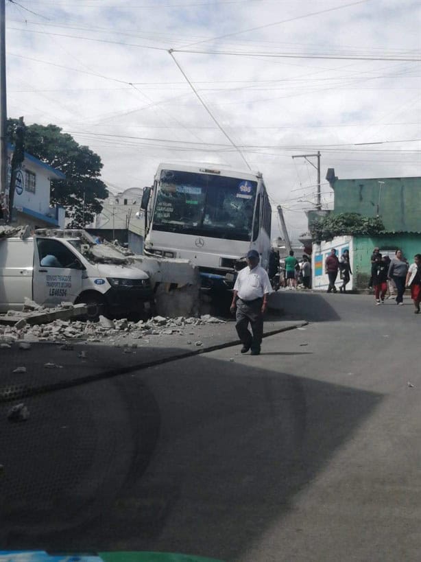 Autobús se queda sin frenos en Xalapa; 6 personas heridas