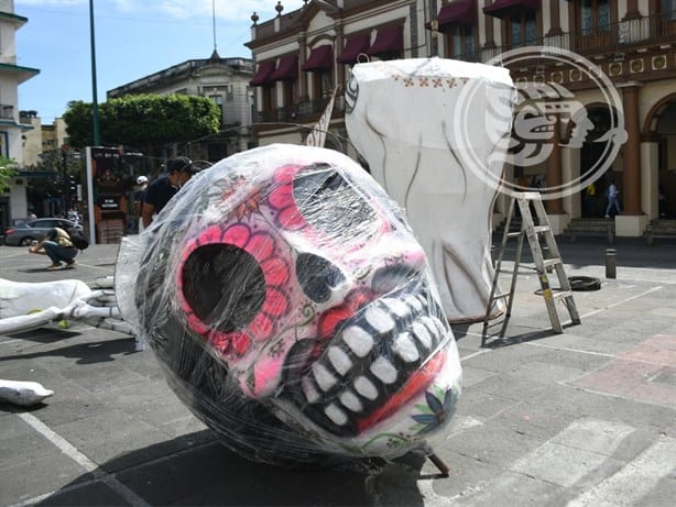 Catrinas jarochas monumentales llegan a Xalapa por el Día de Muertos