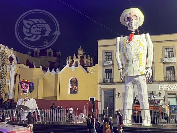 Catrinas jarochas monumentales llegan a Xalapa por el Día de Muertos