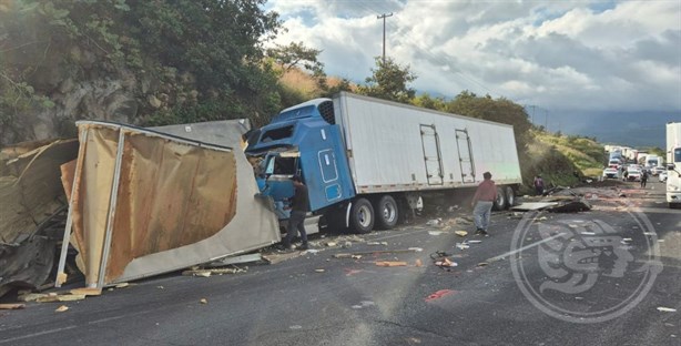 ¡Se quedó sin frenos! Choque de tráileres genera caos en las Cumbres de Maltrata y deja un lesionado