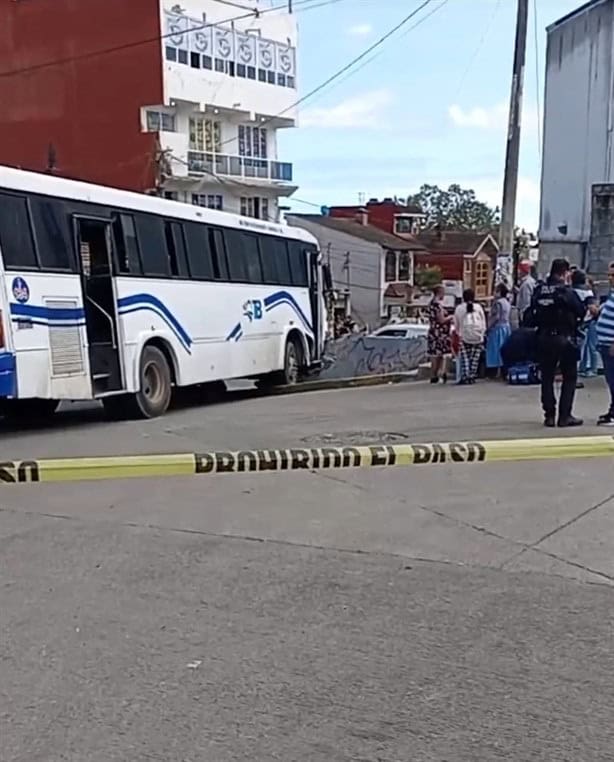 Autobús se queda sin frenos en Xalapa; 6 personas heridas