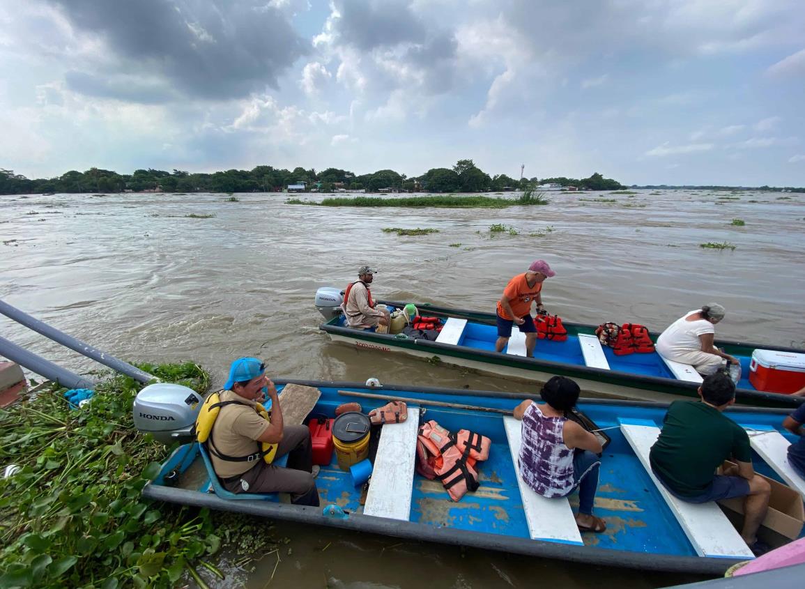 Pese a fuerte corriente del río Coatzacoalcos pocos usuarios de lanchas que utilizan el chaleco salvavidas