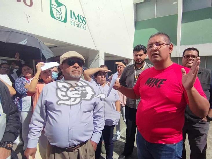 Exigen pagos; protestan a las afueras del Hospital Regional de Río Blanco (+Video)