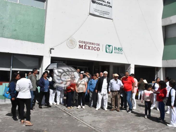 Exigen pagos; protestan a las afueras del Hospital Regional de Río Blanco (+Video)