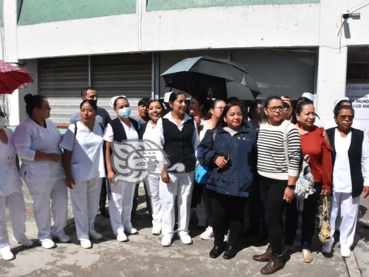 Exigen pagos; protestan a las afueras del Hospital Regional de Río Blanco (+Video)