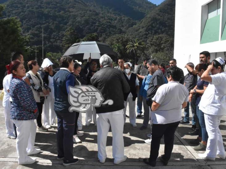 Exigen pagos; protestan a las afueras del Hospital Regional de Río Blanco (+Video)