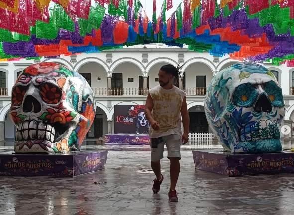 ¿Quién es Armando Riesk, el artista detrás de las calaveras gigantes en el zócalo de Veracruz?