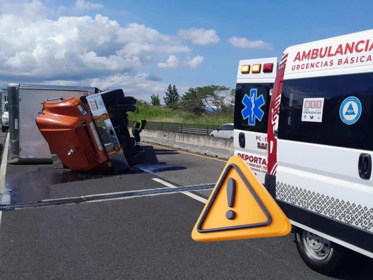 Torton vuelca en el libramiento de Xalapa; complicado tráfico hacia Veracruz