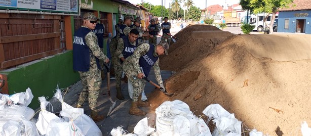 Secretaría de Marina auxilia a Tlacotalpan para contener el desbordamiento del Río Papaloapan