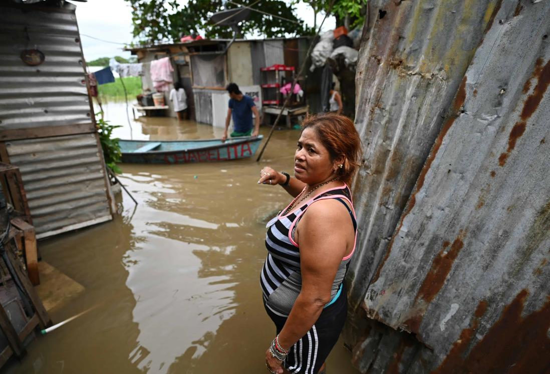 El agua no deja de subir; familias pobres sufren la crecida de río en Tlacotalpan