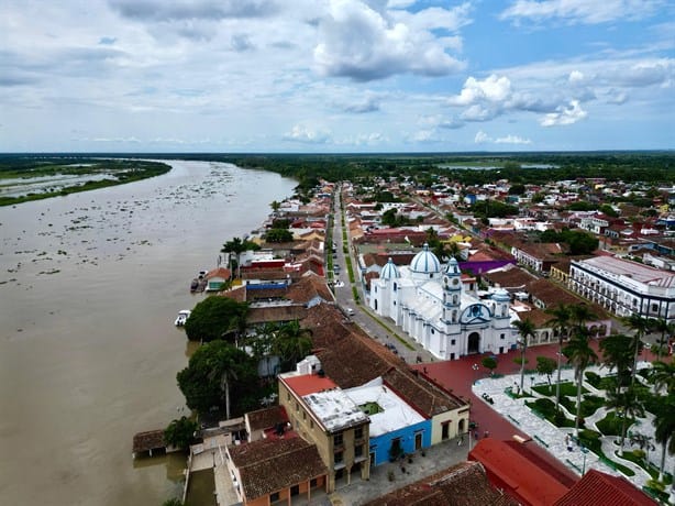 El agua no deja de subir; familias pobres sufren la crecida de río en Tlacotalpan