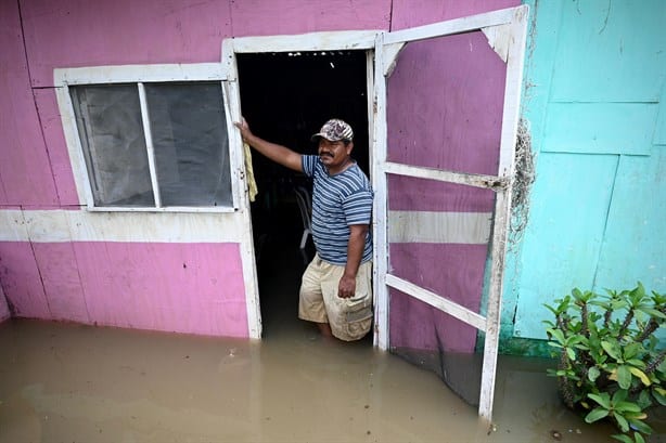 El agua no deja de subir; familias pobres sufren la crecida de río en Tlacotalpan