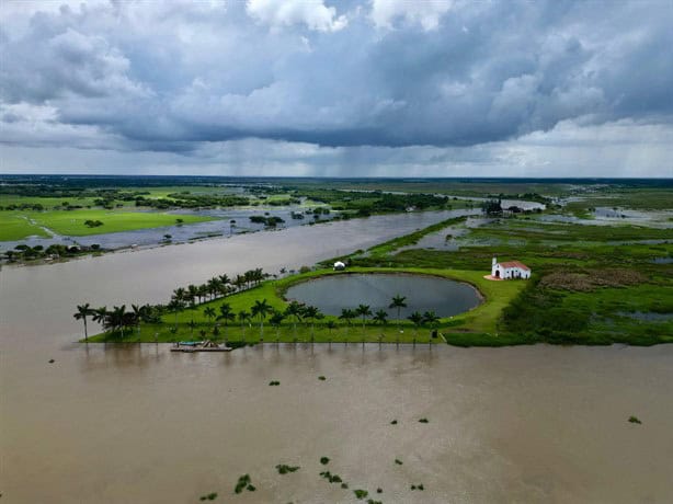 El agua no deja de subir; familias pobres sufren la crecida de río en Tlacotalpan