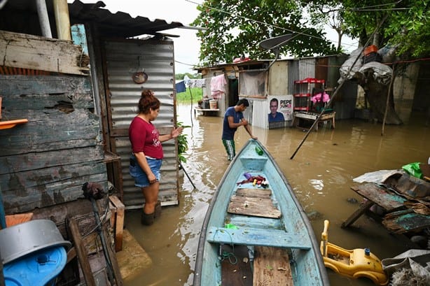 El agua no deja de subir; familias pobres sufren la crecida de río en Tlacotalpan