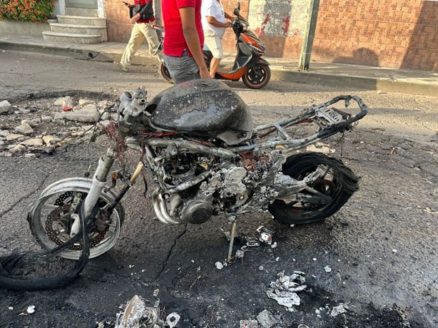 Se incendia motocicleta en la colonia Revolución, en Boca del Río