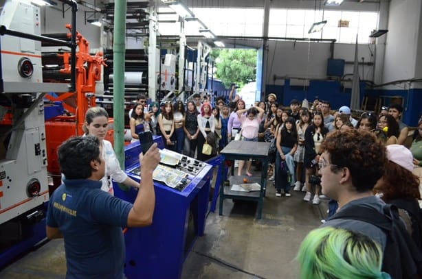 Alumnos y maestros de diseño de la UNAM visitan el periódico Imagen de Veracruz