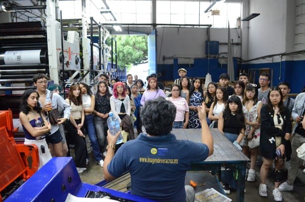 Alumnos y maestros de diseño de la UNAM visitan el periódico Imagen de Veracruz