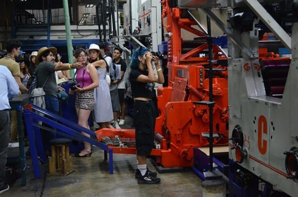 Alumnos y maestros de diseño de la UNAM visitan el periódico Imagen de Veracruz