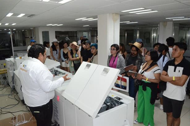 Alumnos y maestros de diseño de la UNAM visitan el periódico Imagen de Veracruz