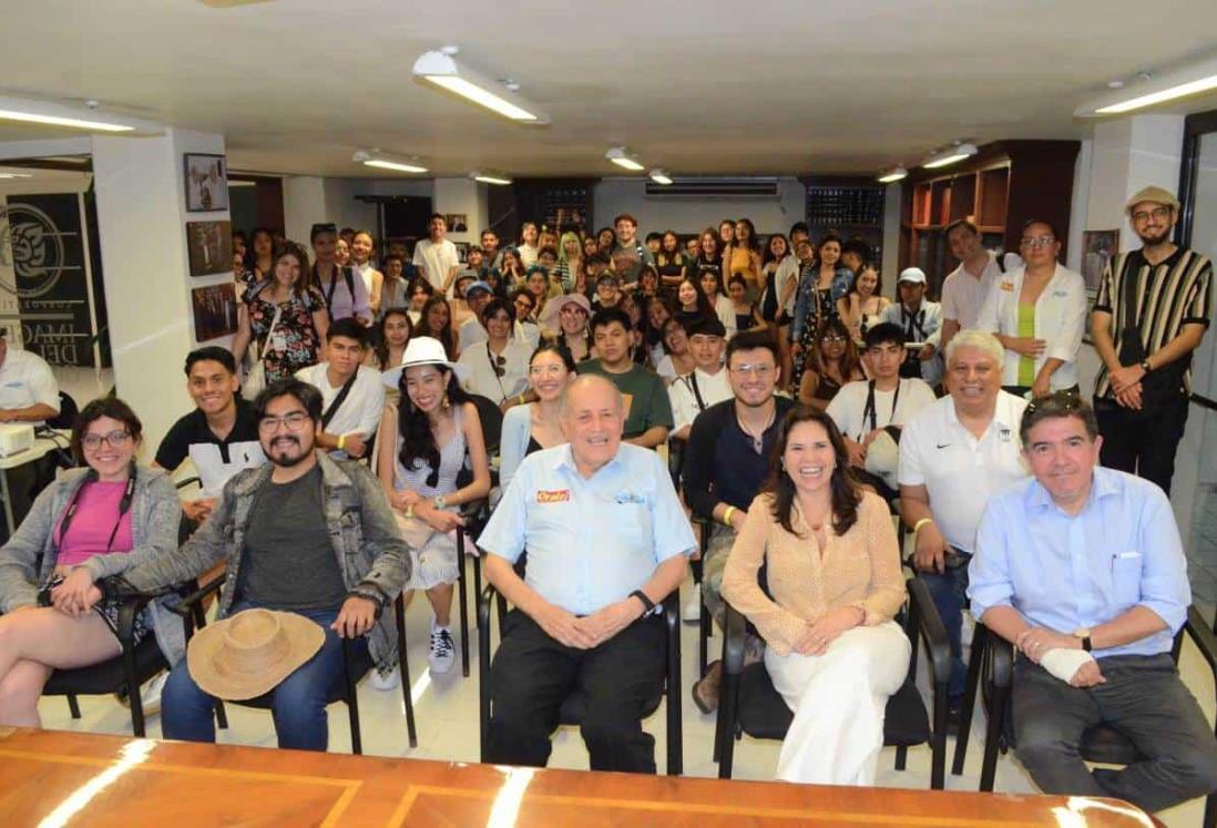 Alumnos y maestros de diseño de la UNAM visitan el periódico Imagen de Veracruz