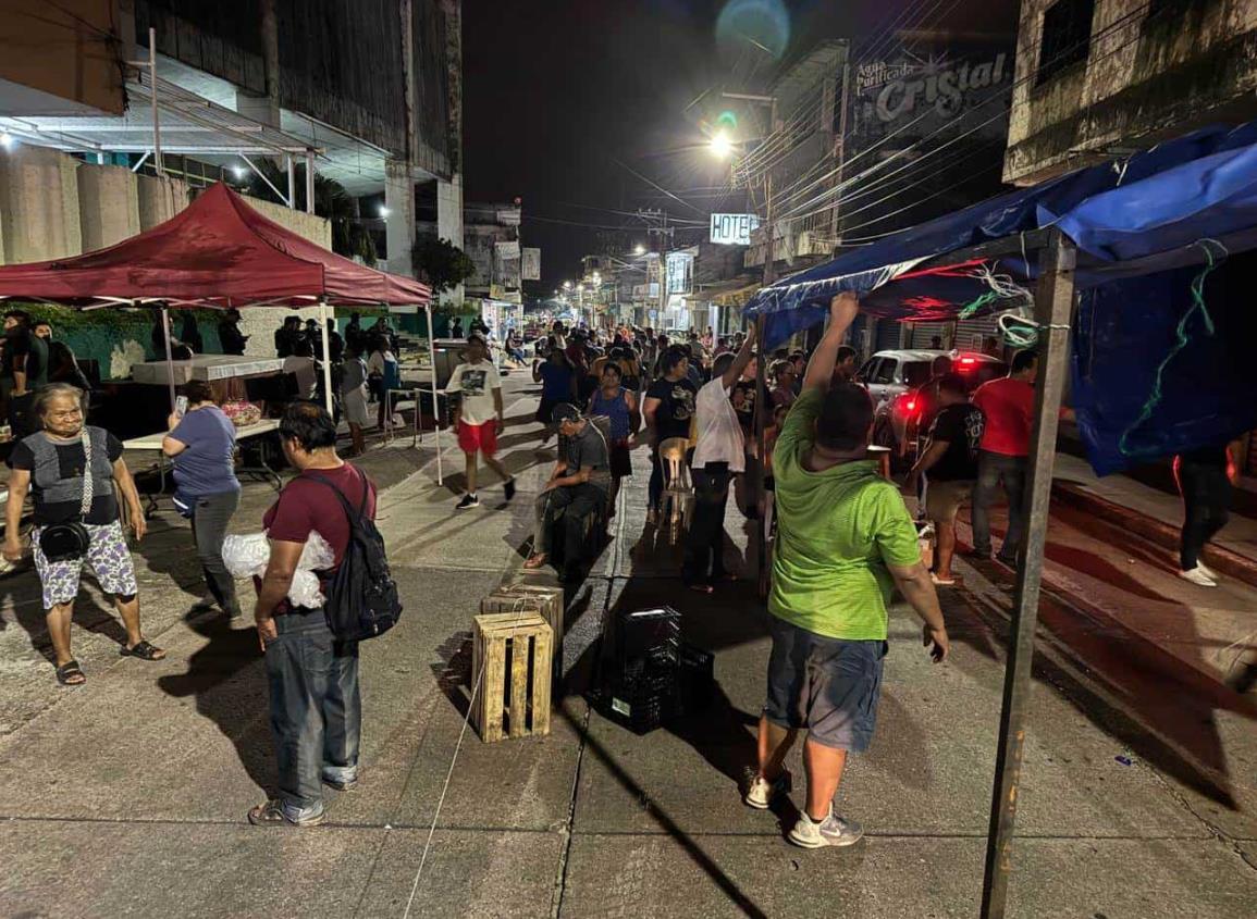 Comerciantes ambulantes y locatarios del mercado 5 de febrero son reubicados