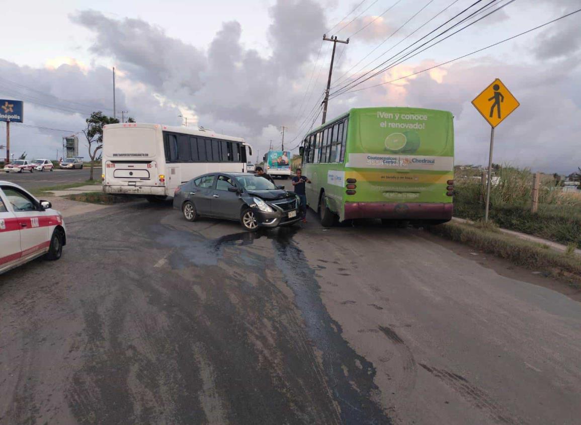 Aparatoso choque al poniente de Coatzacoalcos entre un auto y un urbano deja dos lesionados