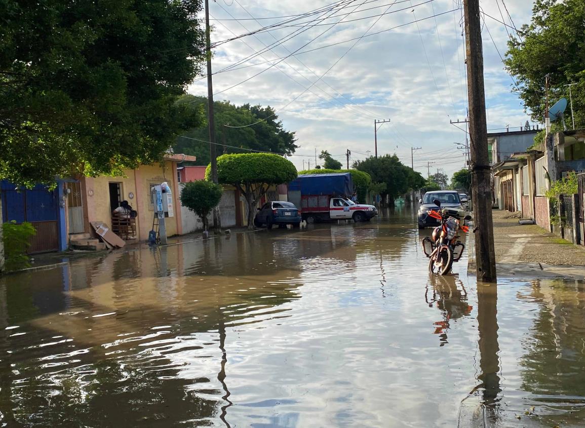 Golpe de agua en Minatitlán saca a familias de sus hogares, se trasladan a albergues