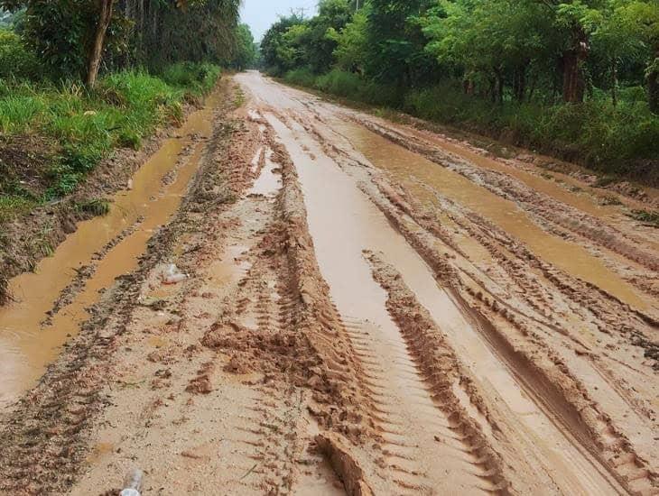 Fuertes lluvias dejan intransitable fraccionamiento en Las Choapas