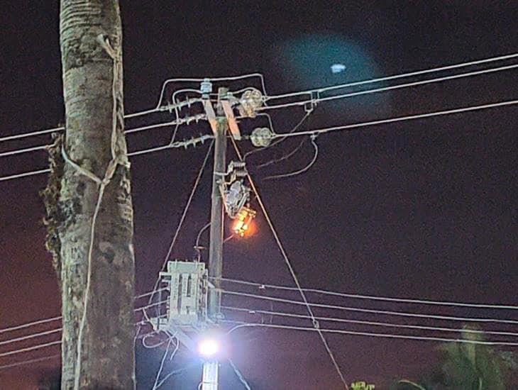 Corto circuito dejó sin energía a habitantes de Villa Cuichapa