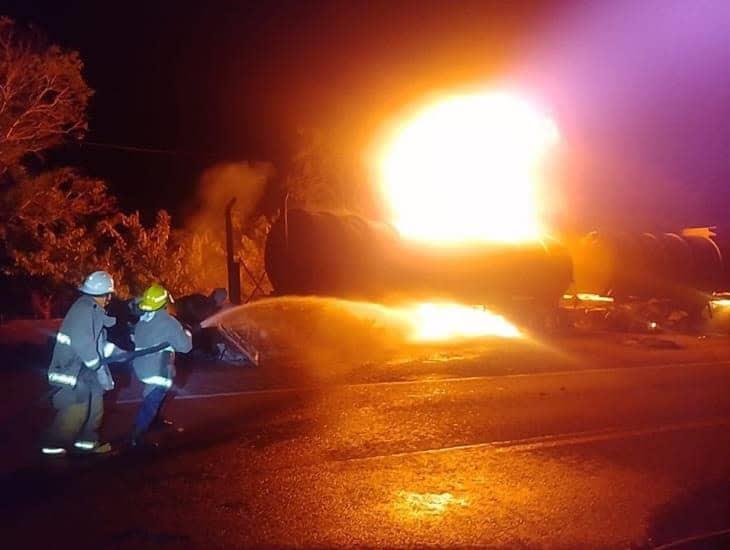 Pipa con combustible se impacta contra muro de contención y se incendia en la carretera Cosoleacaque-La Tinaja | VIDEO