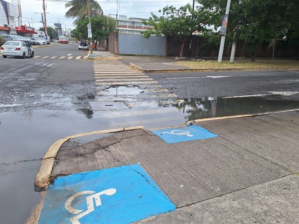 Mega fuga de aguas negras representa un foco de infección para hospital y comercios de comida en Veracruz