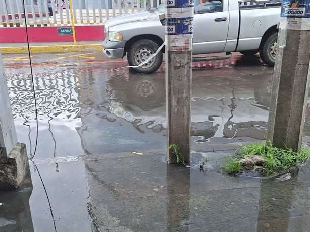 Mega fuga de aguas negras representa un foco de infección para hospital y comercios de comida en Veracruz